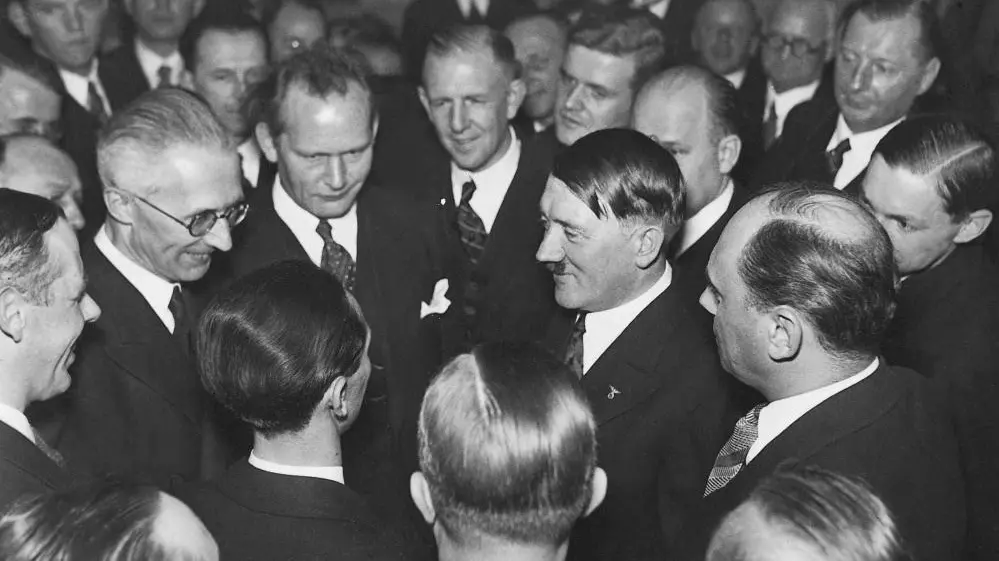 Ausländische Journalisten umringen Hitler Ausländische Journalisten umringen Hitler