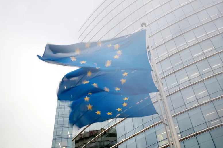 EU-Fahnen vor dem Sitz des Rats der Europäischen Union