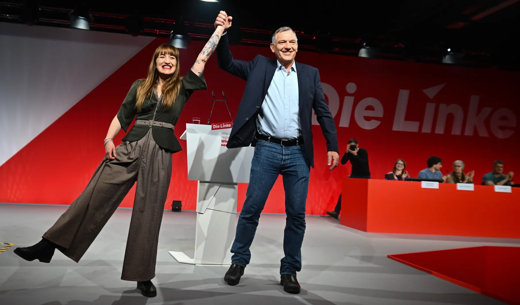 Heidi Reichinnek und Jan van Aken Heidi Reichinnek und Jan van Aken jubeln gemeinsam