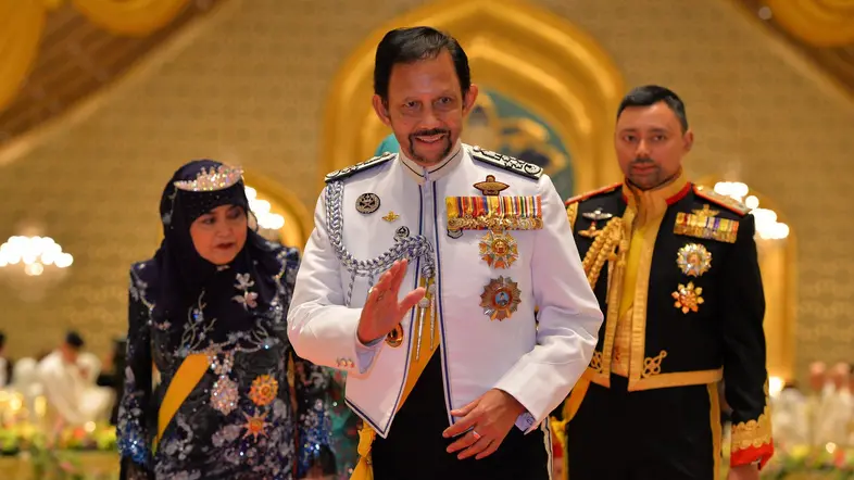 Sultan von Brunei zusammen mit einem Mann und einer Frau