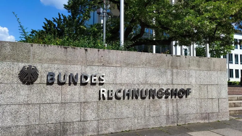Kritik des Bundesrechnungshofes an den Fraktionen Außenansicht des Bundesrechnungshofes
