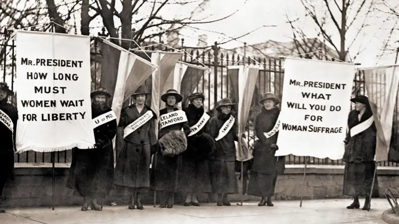 Demonstration der National Women's Party von College-Frauen vor dem Weißen Haus.