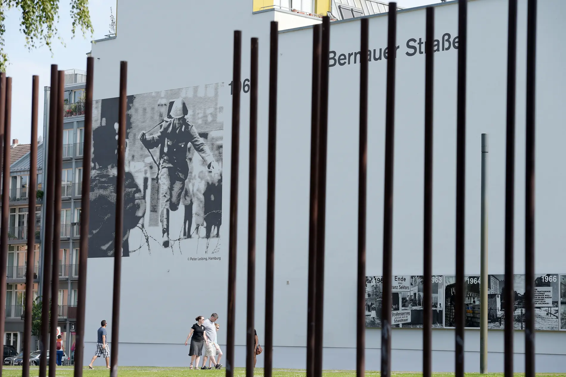 Fluchtort des DDR-Soldaten Conrad Schumann Ein Foto ist an einer Hauswand vom Originalort zu sehen, wo ein DDR-Soldat beim Mauerbau geflohen ist.