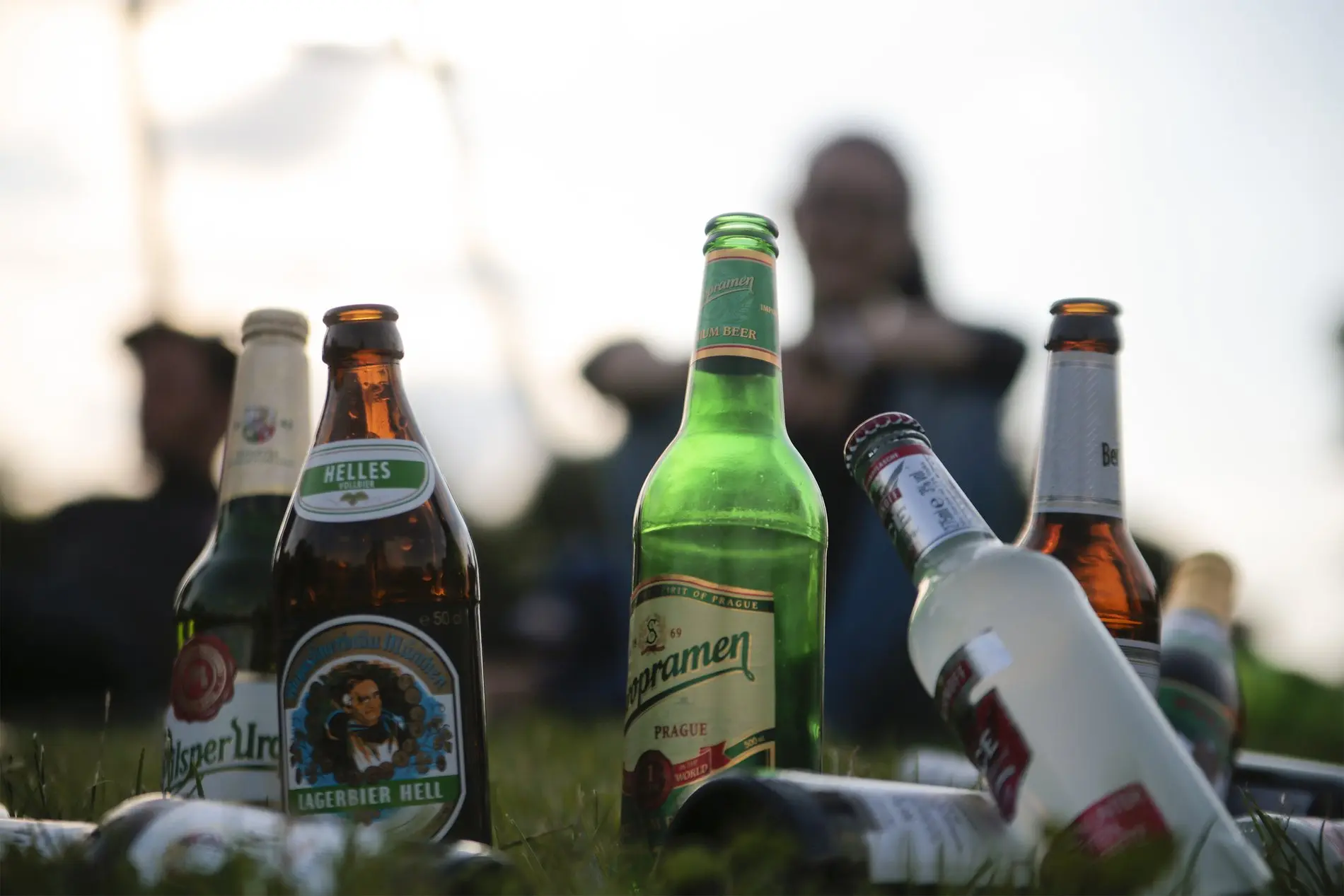 Junge Menschen trinken Bier im Görlitzer Park in Berlin. 