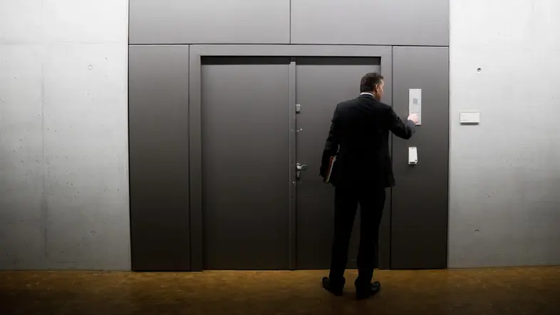 Ein Abgeordneter steht vor der Tür zum abhörsicheren Sitzungsaal des Parlamentarischen Kontrollgremiums. 