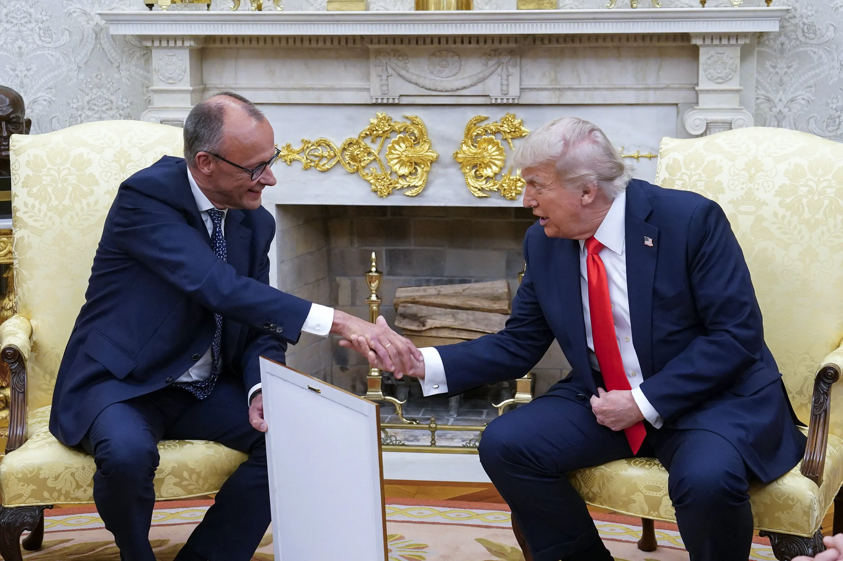 Merz und Trump begrüßen sich per Handschlag Merz und Trump begrüßen sich per Handschlag