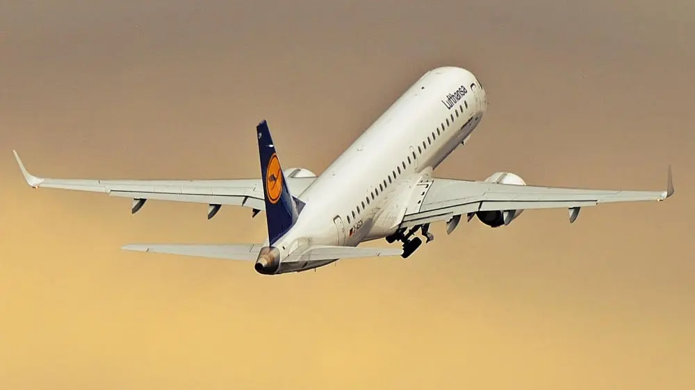 Eine startende Lufthansa Passagiermaschine. 