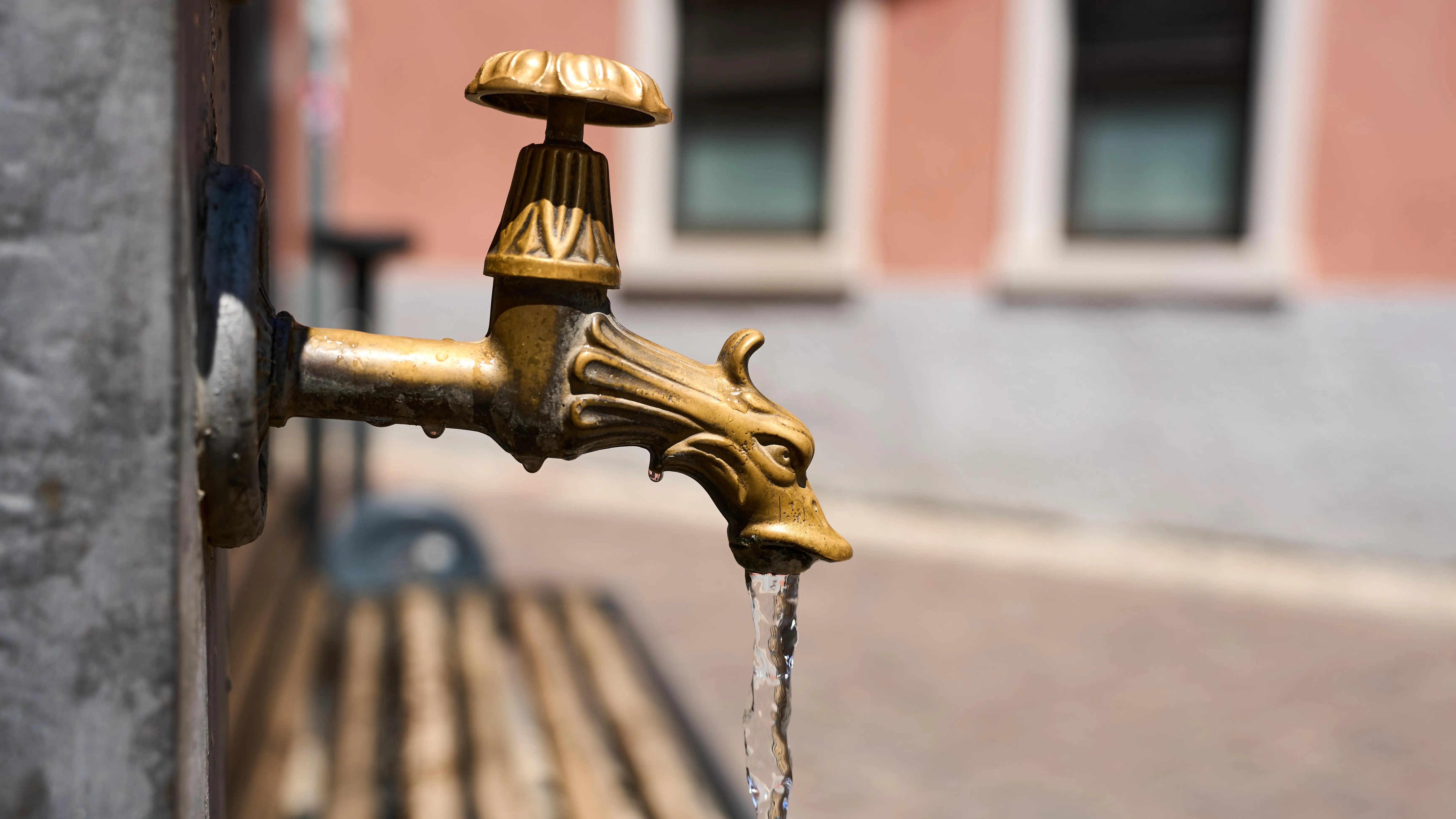 Wie das Trinkwasser in den Hahn kommt Erfrischendes Nass im heißen Sommer: Wasser läuft aus einem Stadtbrunnen