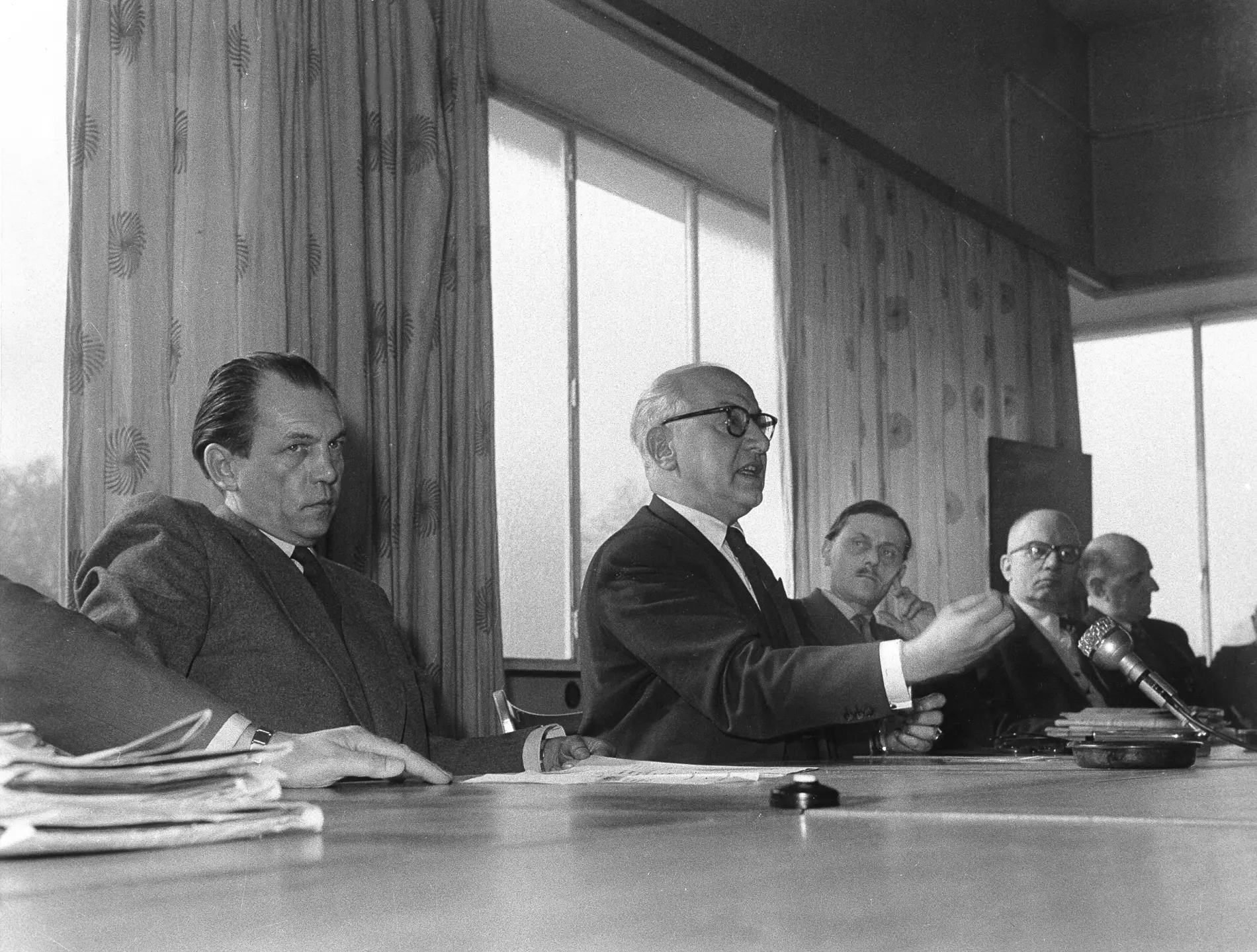 Pressekonferenz zum Austritt der FDP-Fraktion 1956.