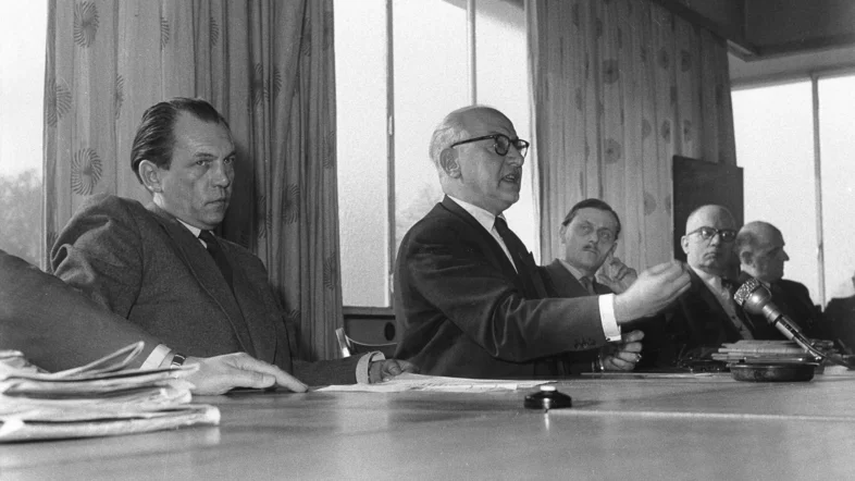 Pressekonferenz zum Austritt der FDP-Fraktion 1956.