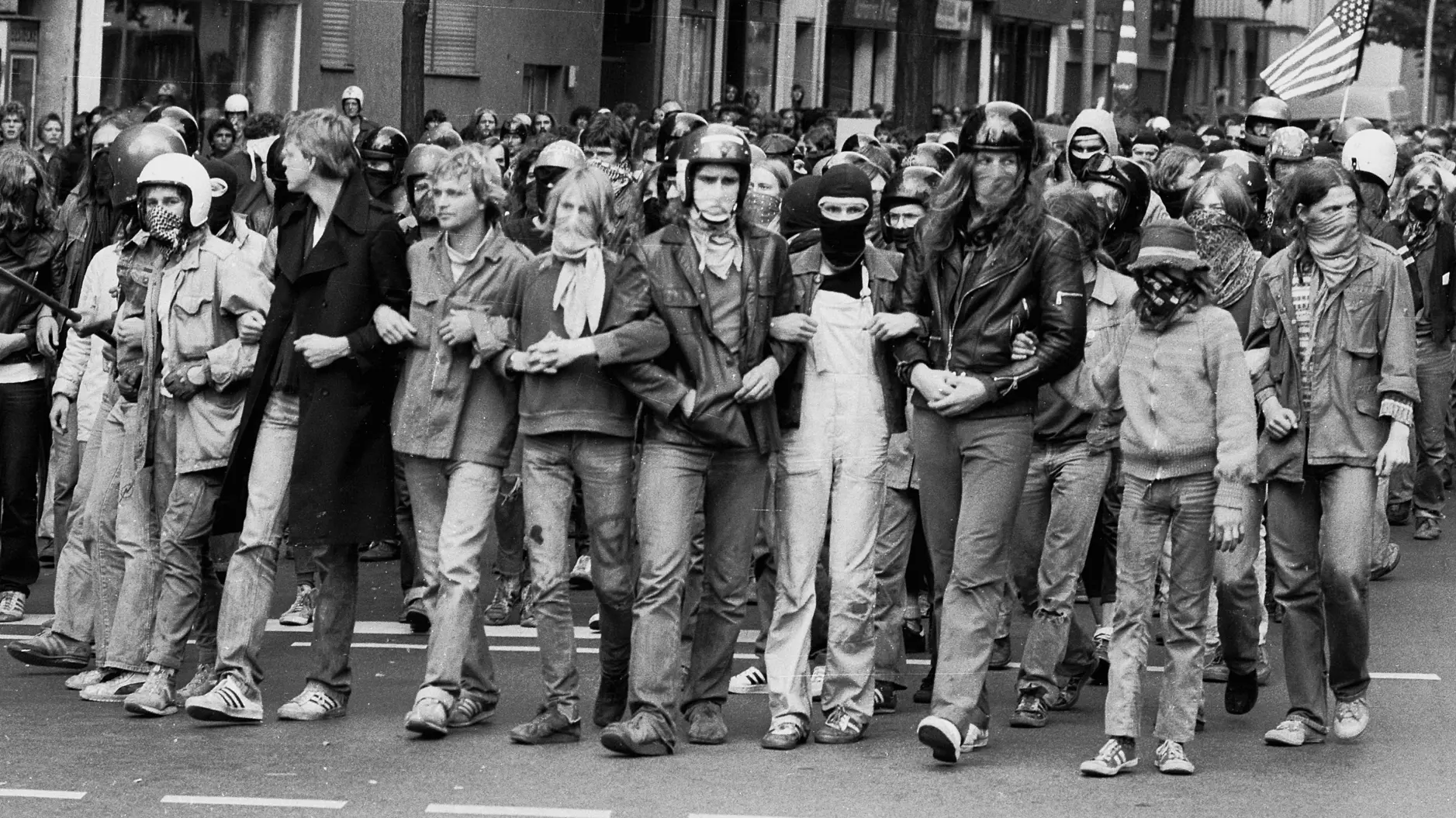 Vermummte Demonstranten bei einer Friedensdemonstration in Berlin 1981 Vermummte Demonstranten