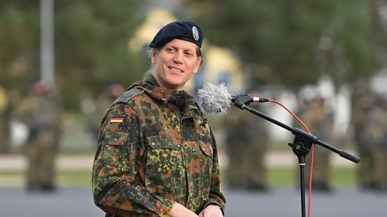 Anastasia Biefang spricht auf dem Apellplatz zum Kommandowechsel in der Kurmark-Kaserne.