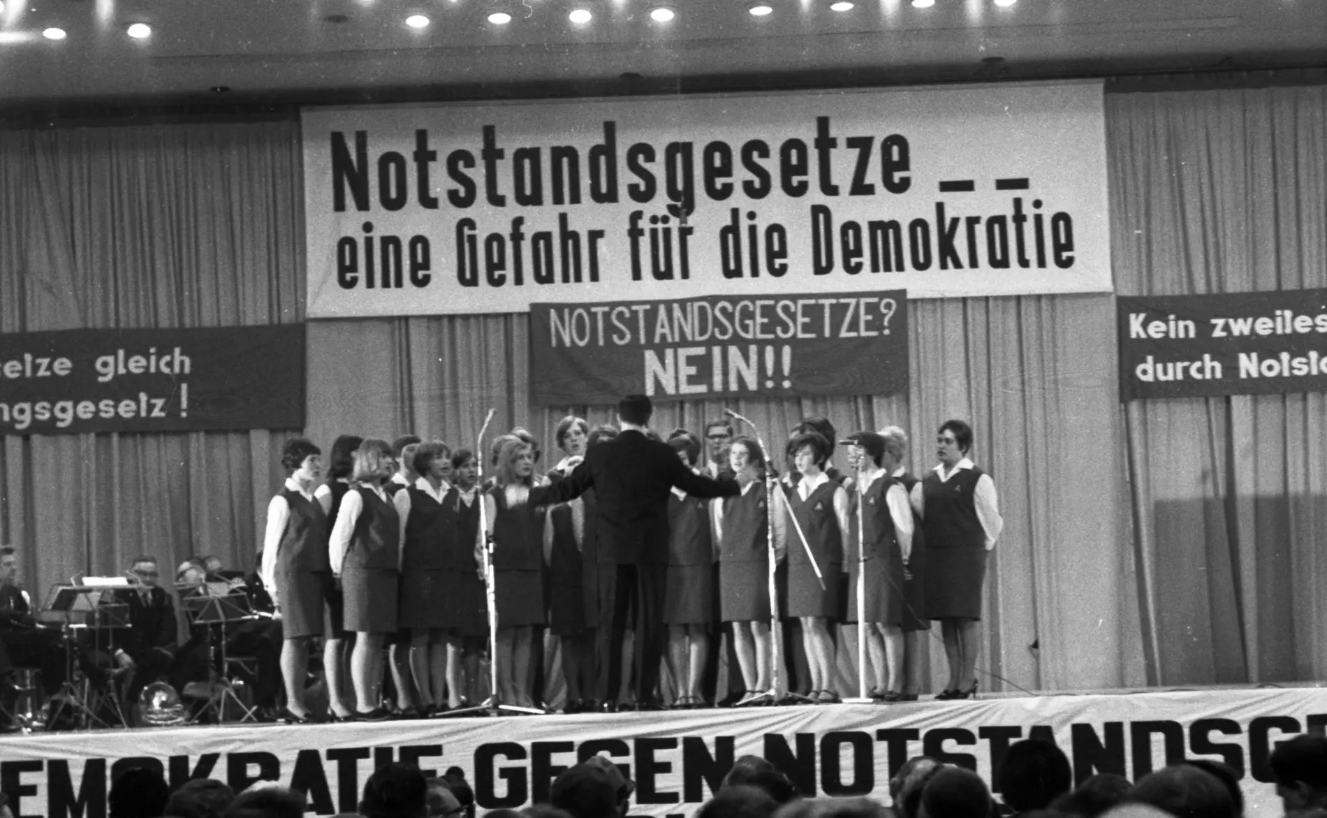 Proteste gegen die Notstandsgesetze Demonstration Notstandsgesetze in Dortmund.
