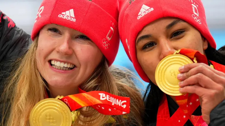 Laura Nolte und Deborah Levi bejubeln ihre Olympia-Goldmedaillen.