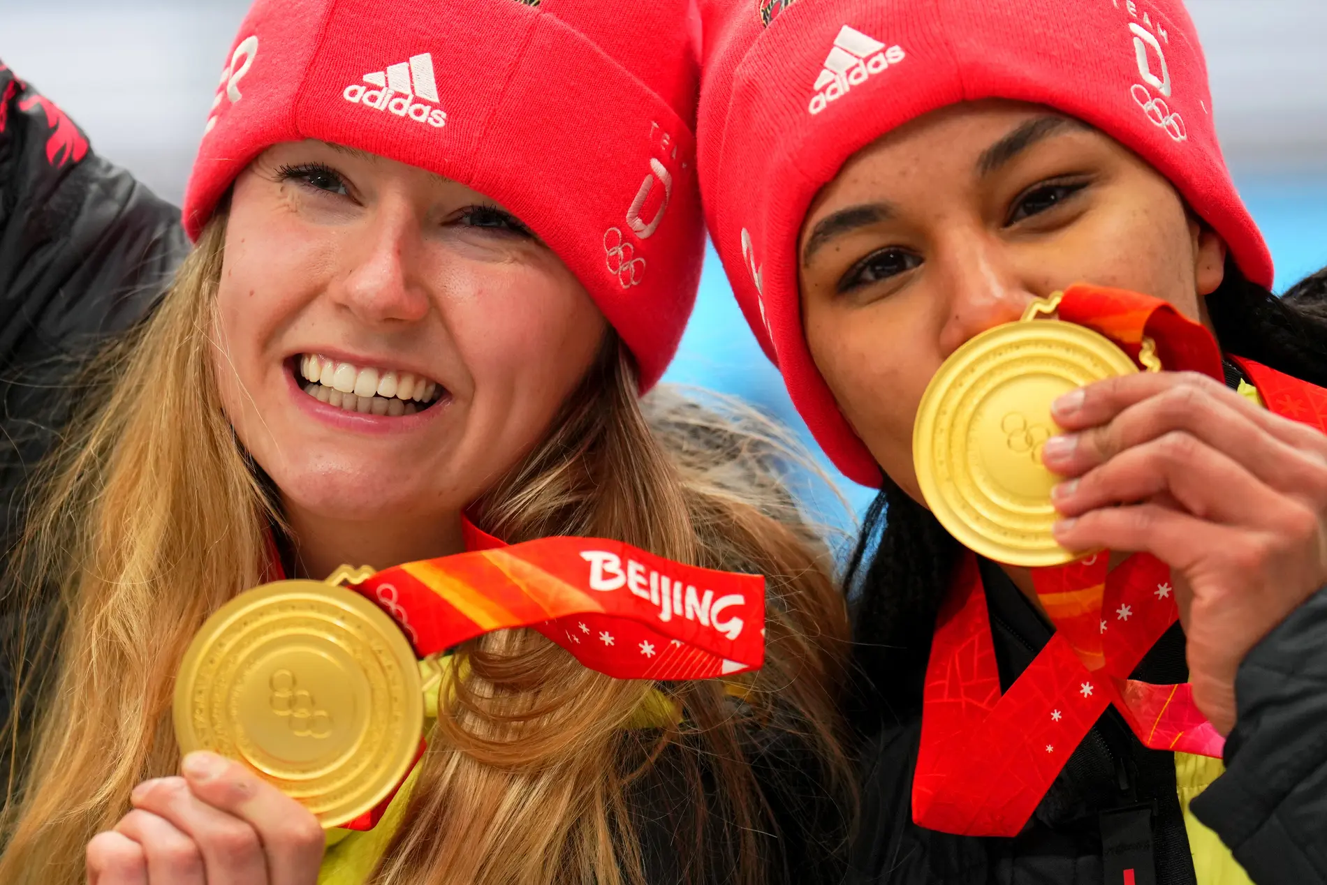 Laura Nolte und Deborah Levi bejubeln ihre Olympia-Goldmedaillen.