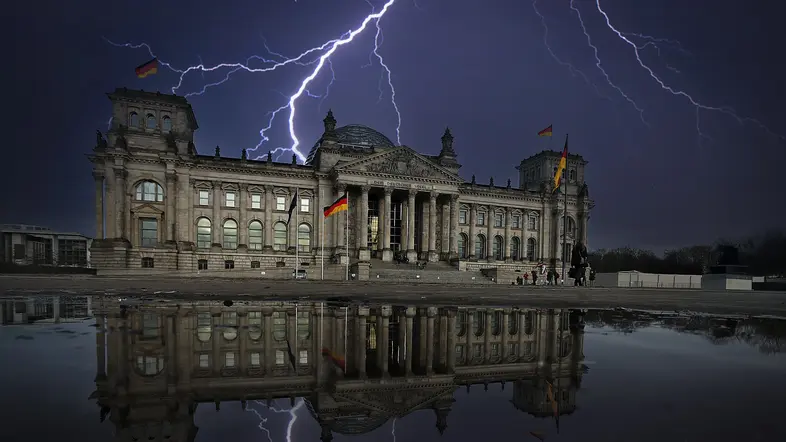 Gewitter über dem Reichstagsgebäude (Bildmontage).