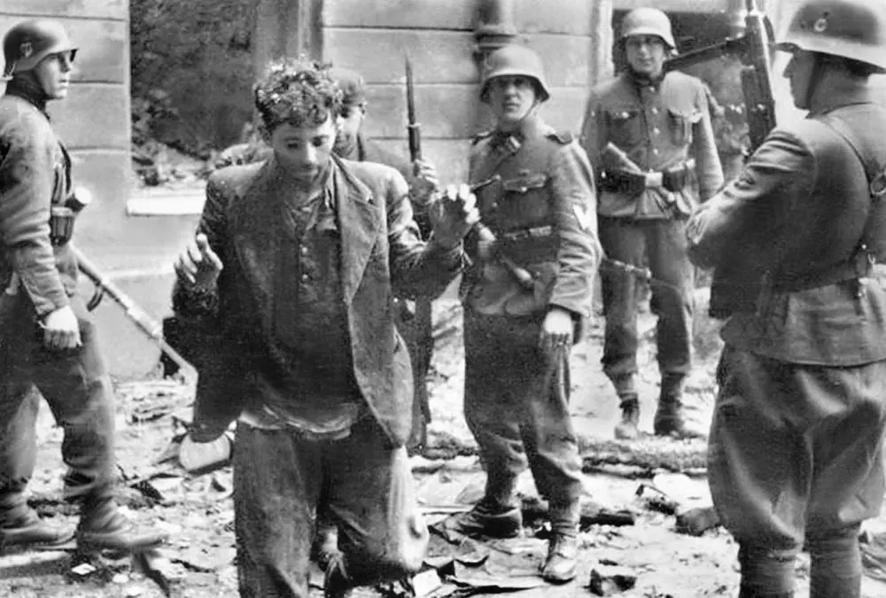 Aufstand im Warschauer Ghetto Aufständische werden von Truppen der deutschen Wehrmacht und der SS überwältigt