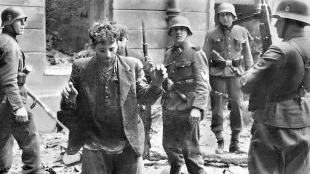 Aufständische werden von Truppen der deutschen Wehrmacht und der SS überwältigt