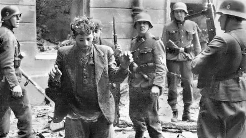 Aufständische werden von Truppen der deutschen Wehrmacht und der SS überwältigt