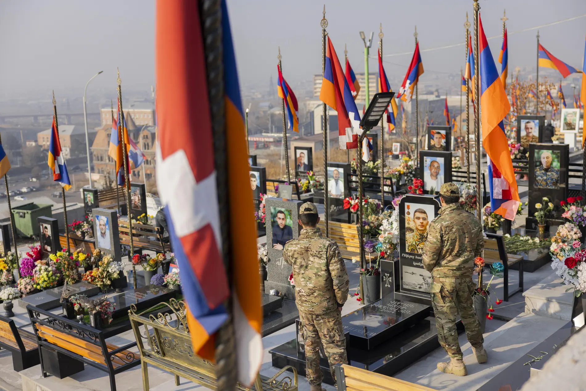 Militärfriedhof Yerablur in der armenischen Hauptstadt Jerewan Blick auf einen Friedhof mit Blumen und Fahnen