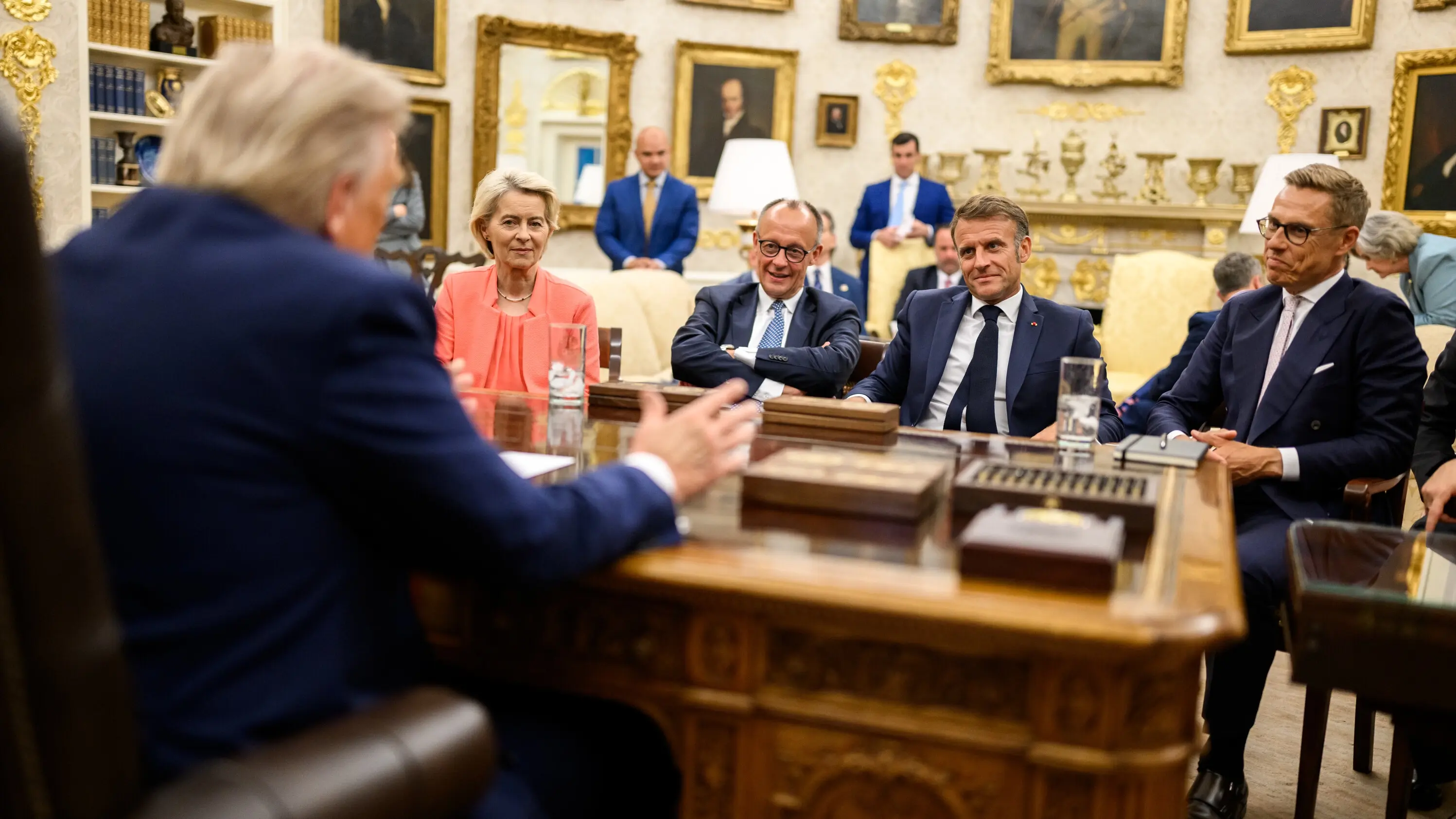 U. von der Leyen, F. Merz, E. Makron und A. Stubb zu Besuch im Weißen Haus.