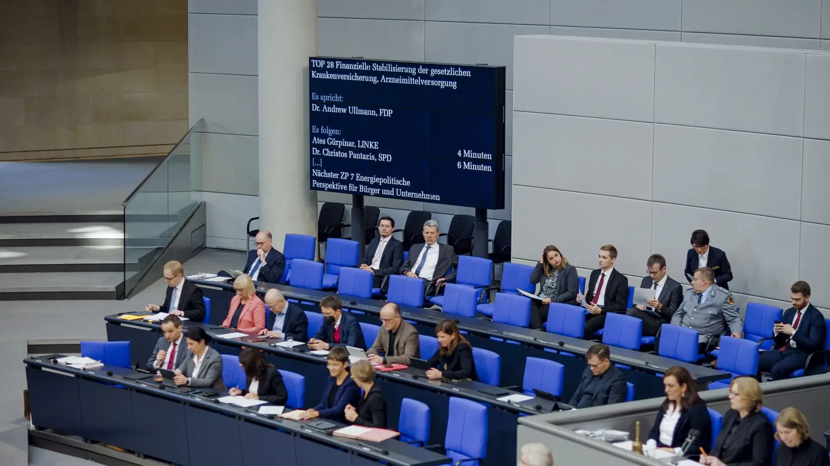 Wie entsteht eine Tagesordnung? Anzeigetafel mit den Tagesordnungspunkten im Plenum