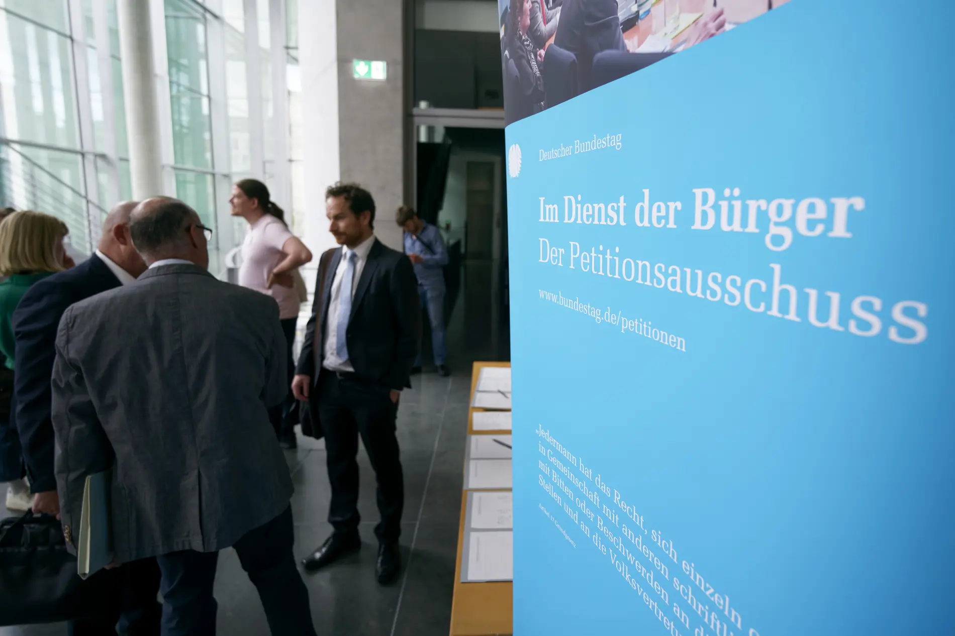 Petitionsausschuss Ein Roll-Up vor dem Sitzungsaal während einer öffentlichen Sitzung des Petitionsausschusses.