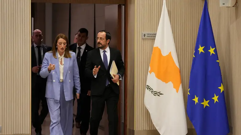 Zyperns Präsident Nikos Christodoulides empfängt EU-Parlamentspräsidentin Roberta Metsola im Präsidentenpalast in Nikosia.