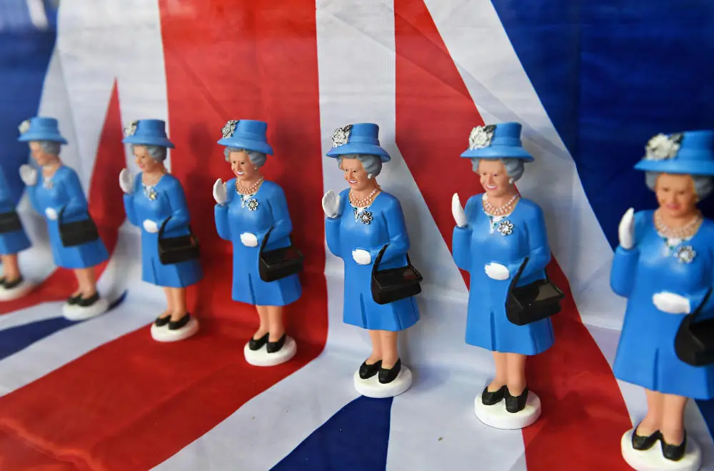 Kleine Plastikfiguren von Königin Elisabeth