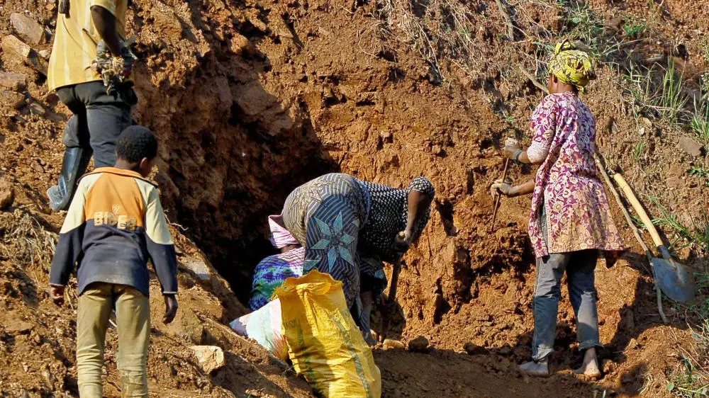 Männer und Frauen in einem Kleinbergbau im Kongo