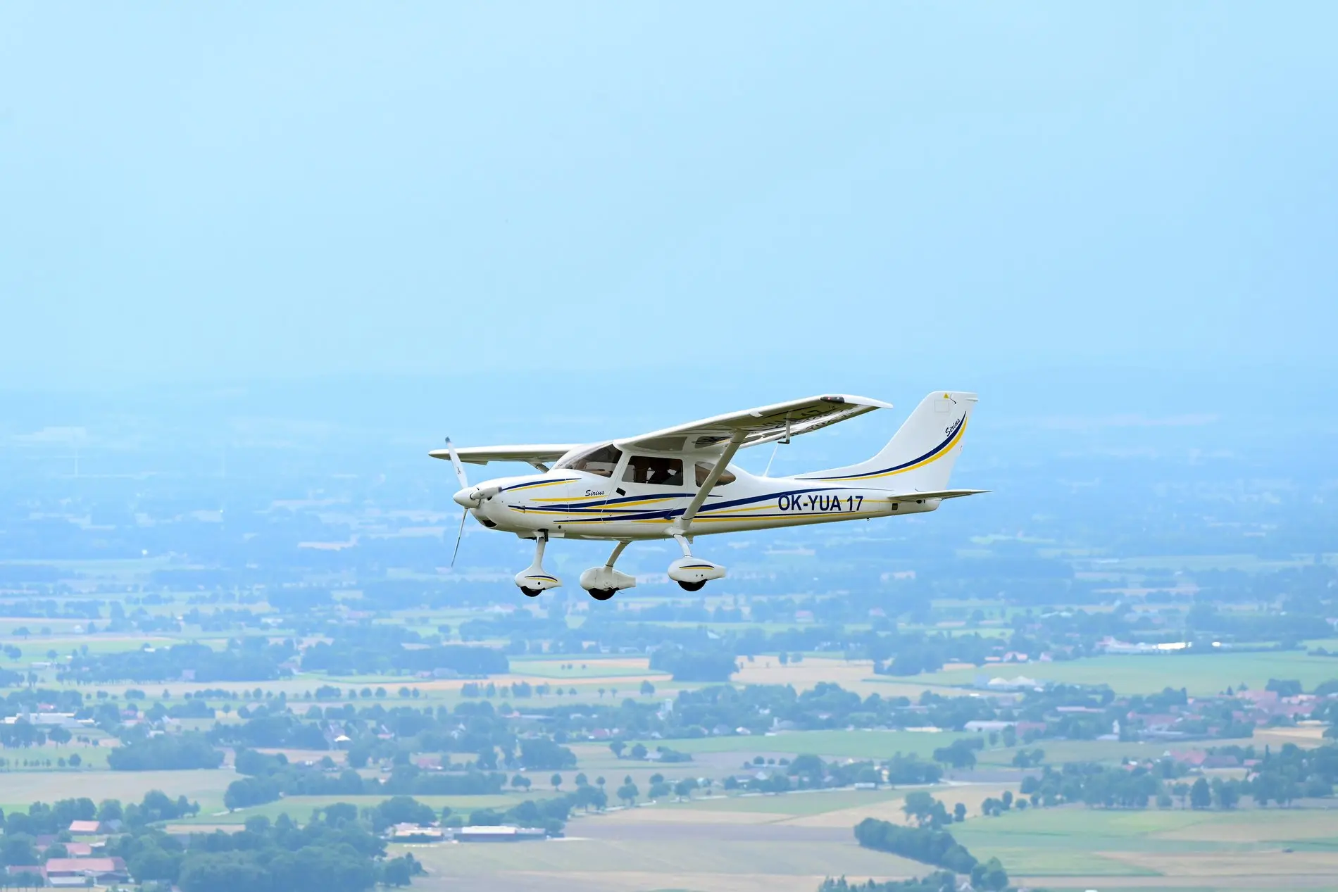 Ein Sportflugzeug des Typs TL-3000 Sirius in der Luft