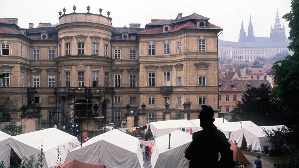 Vor der deutschen Botschaft in Prag Zeltlager für DDR-Bürger, die auf eine Ausreise in die Bundesrepublik warten.