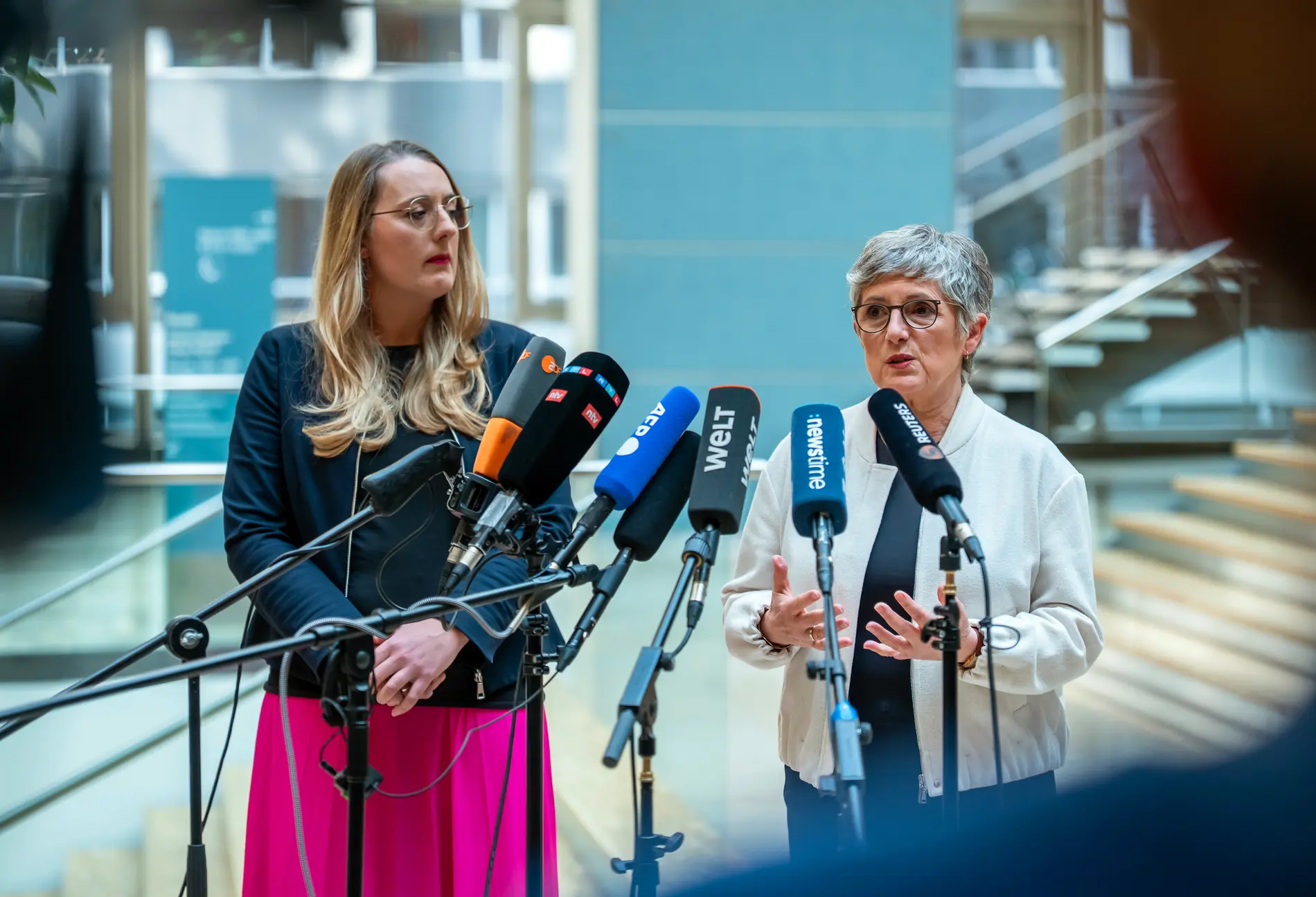 Einigung zum Milliardenpaket Katharina Dröge (l) und Britta Haßelmann