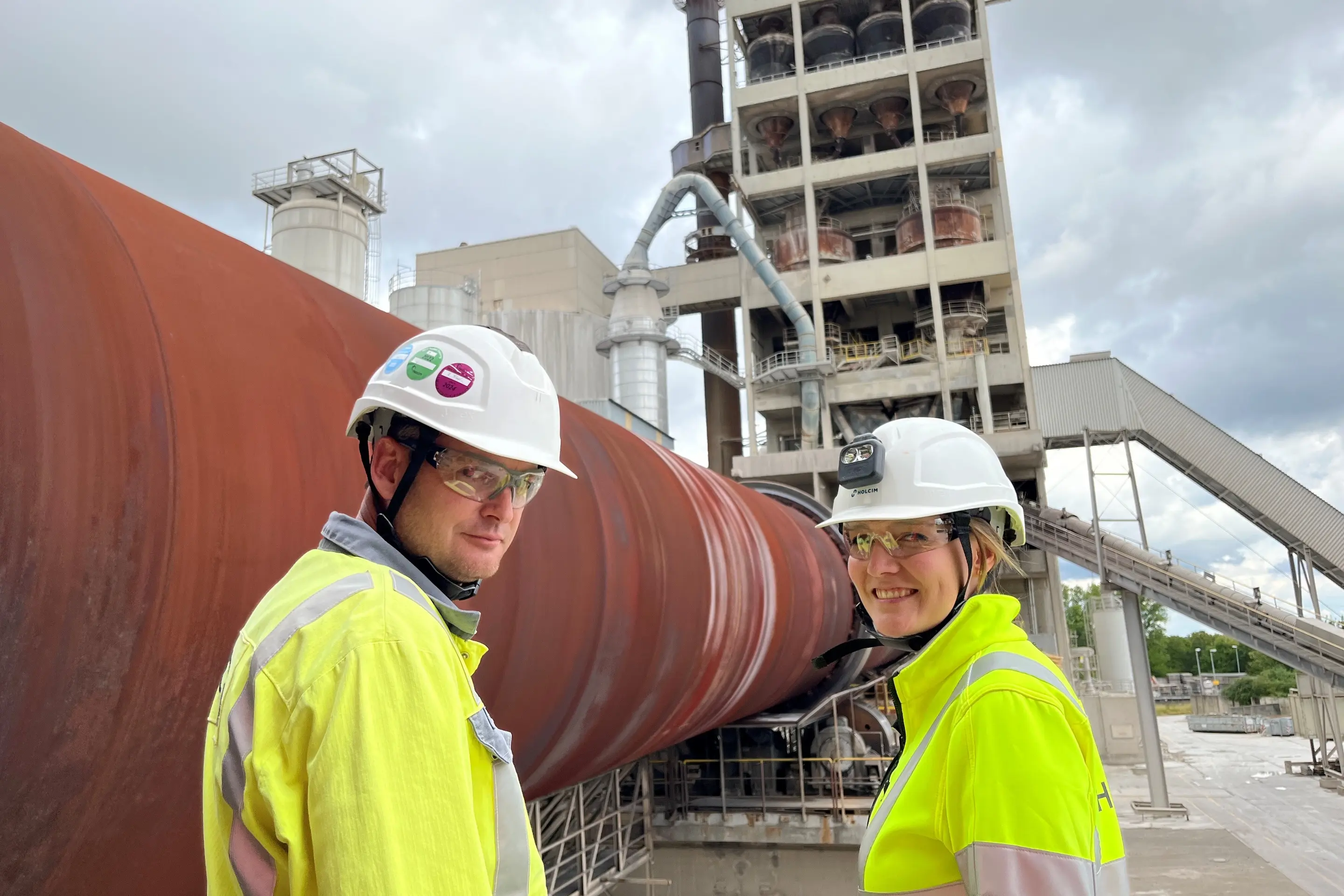 Florian Trela und Lisa Büscher beim Baustoffhersteller Holcim in Höver.