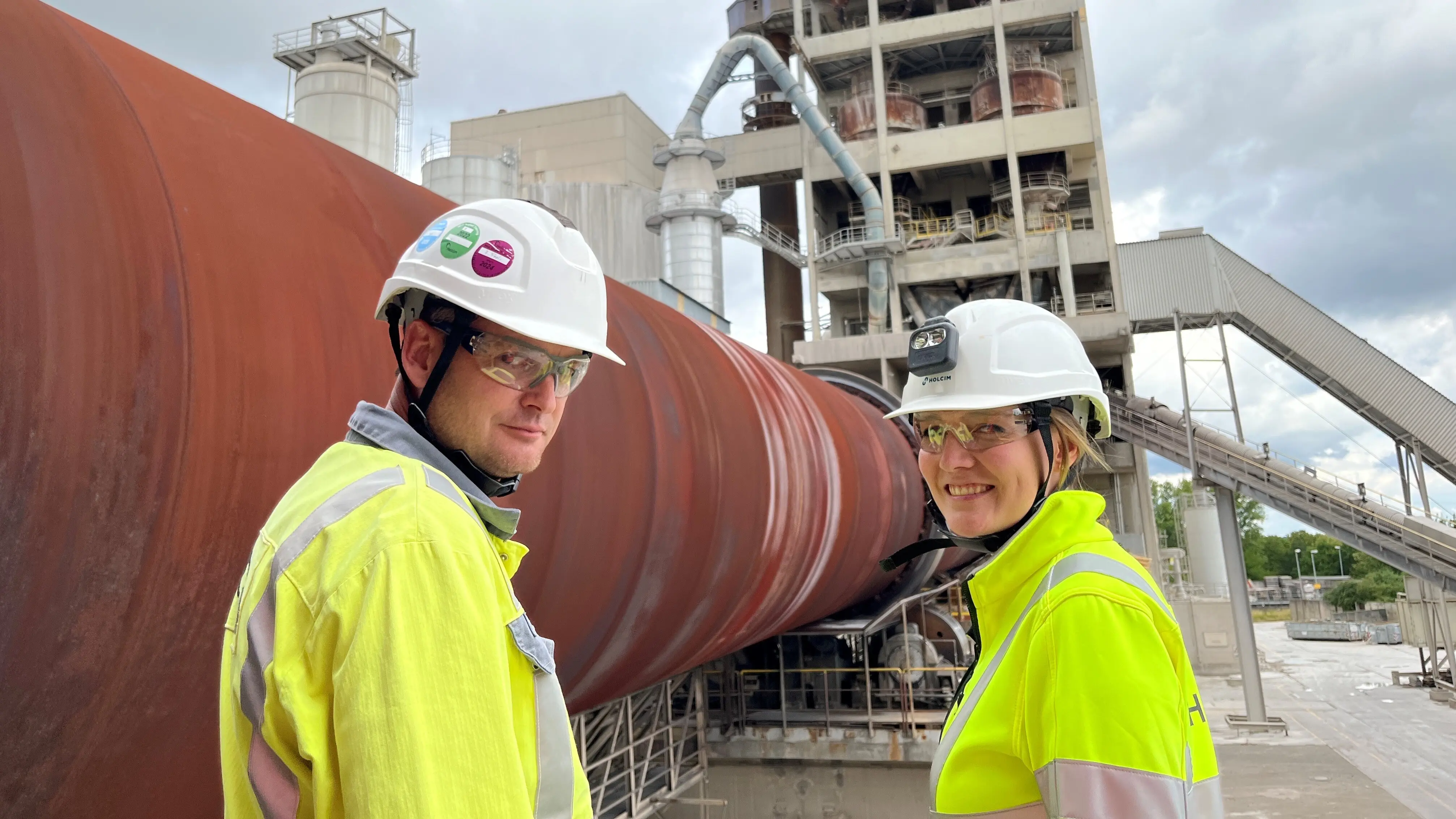 CO2-Filterung Florian Trela und Lisa Büscher beim Baustoffhersteller Holcim in Höver.