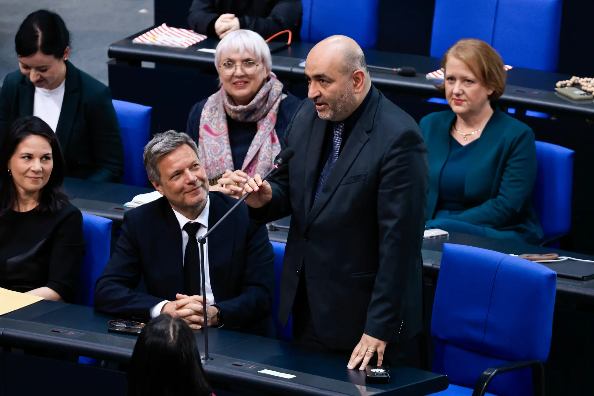 Omid Nouripour Omid Nouripour stehend im Plenum