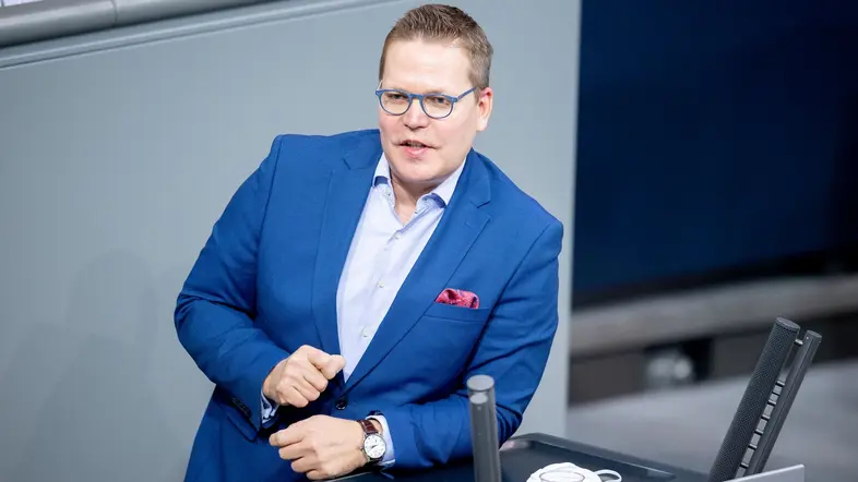 Tino Sorge spricht bei einer Debatte im Bundestag.