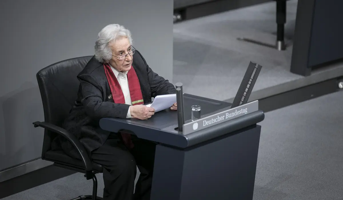 Anita Lasker-Wallfisch am Rednerpult