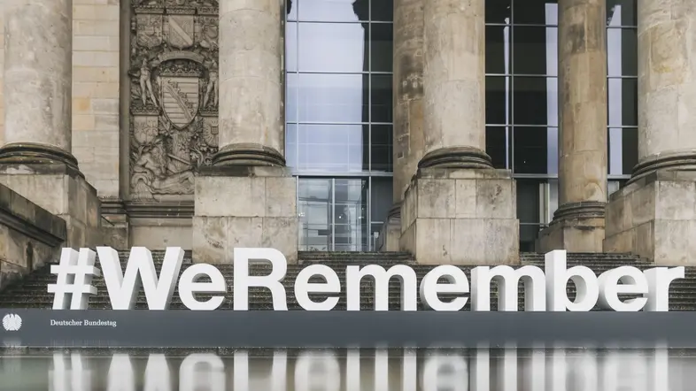 Schriftzug "#WeRemember" am Westportal auf den Treppen des Reichstagsgebäudes