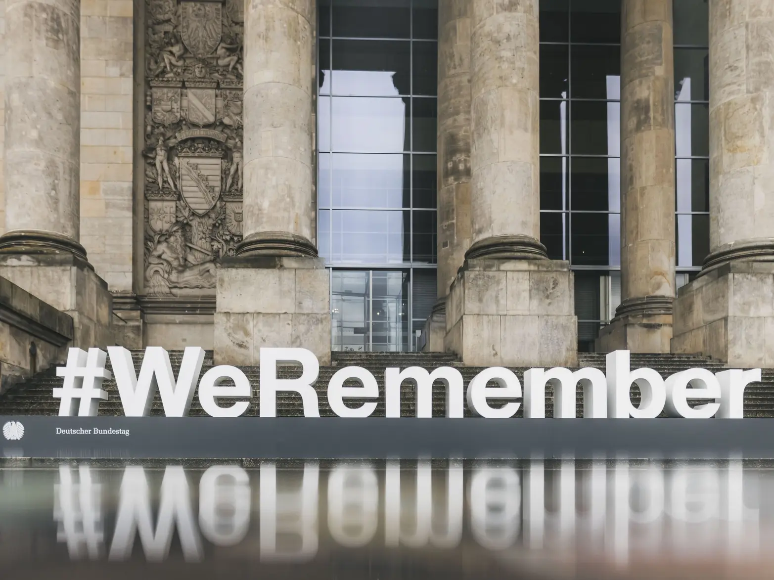 Schriftzug "#WeRemember" am Westportal auf den Treppen des Reichstagsgebäudes