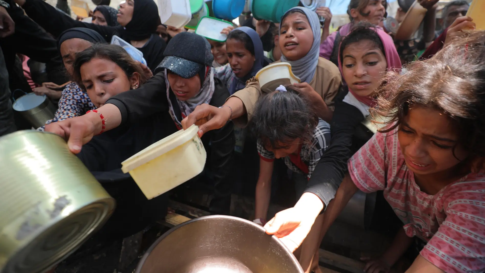 Palästinenserinnen in Gaza bei der Essensausgabe Palästinenserinnen drängen sich zusammen, um eine Mahlzeit zu bekommen.