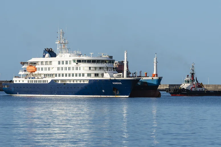 Ein großes Passagierschiff auf dem Wasser