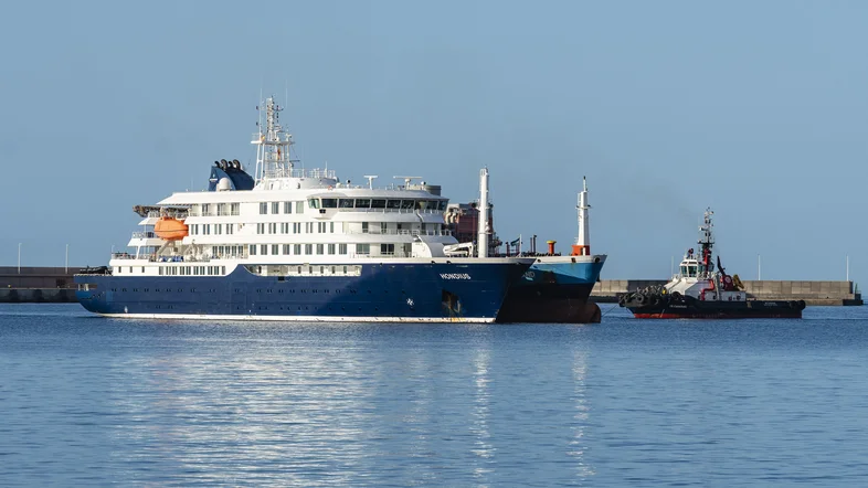 Ein großes Passagierschiff auf dem Wasser