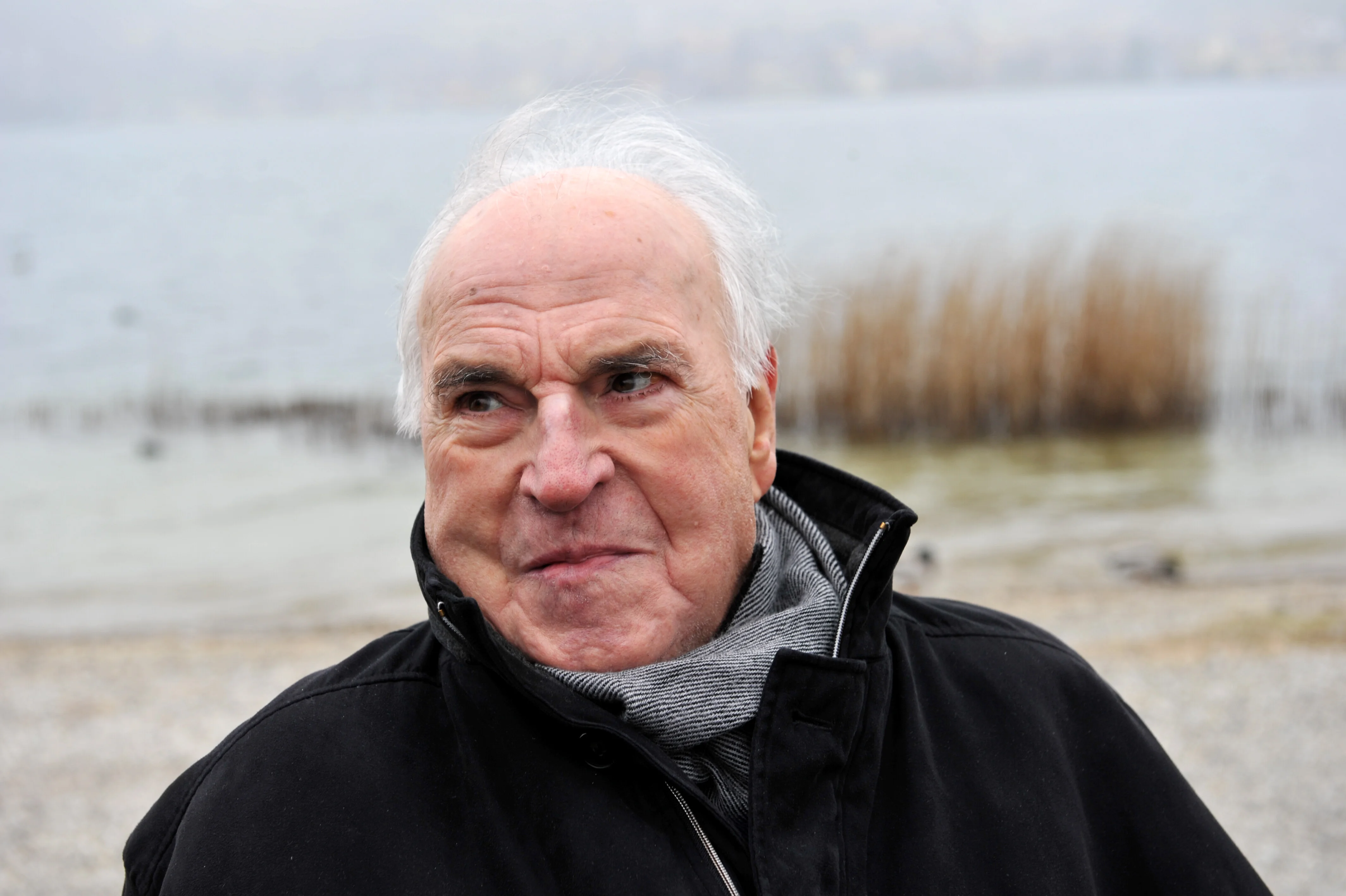Altkanzler Helmut Kohl sitzt in Bad Wiessee am Ufer des Tegernsees.