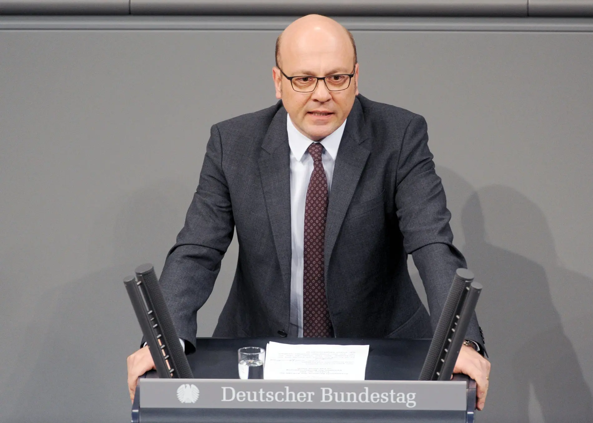 Alexander Throm am Rednerpult im Deutschen Bundestag.