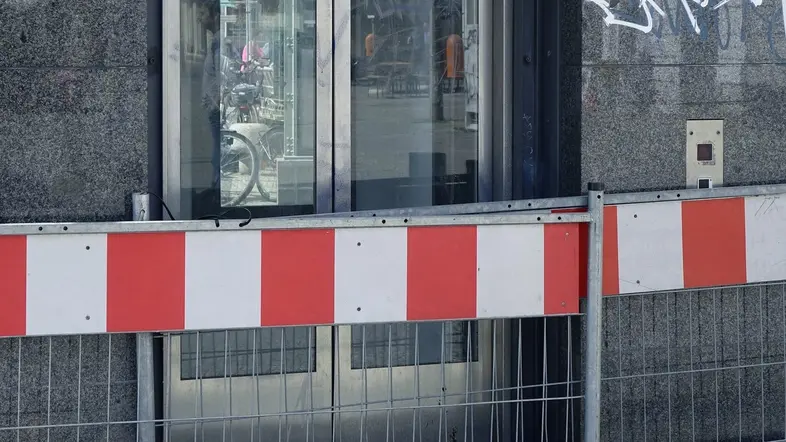 Mit Bauzaun gesperrter Fahrstuhl in einem Bahnhof