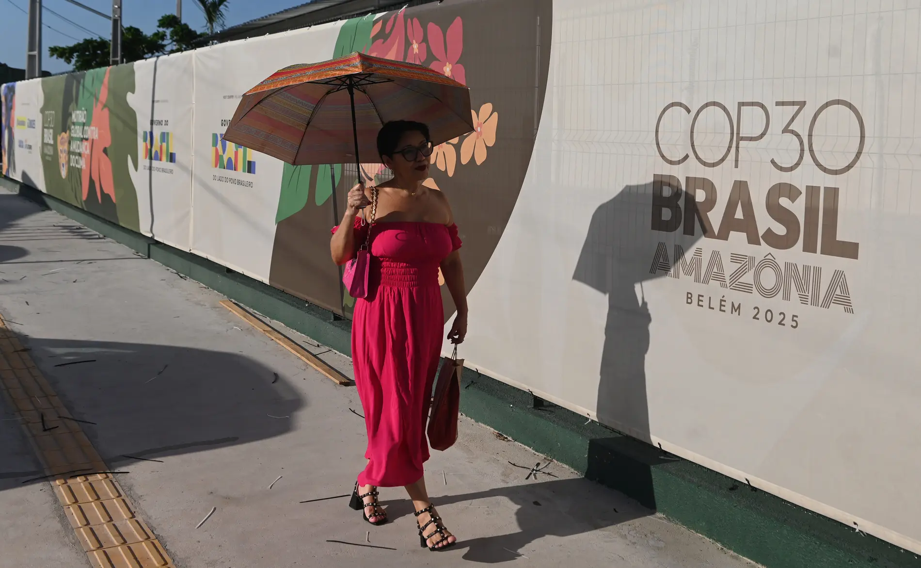 Frau läuft neben dem COP30-Logo