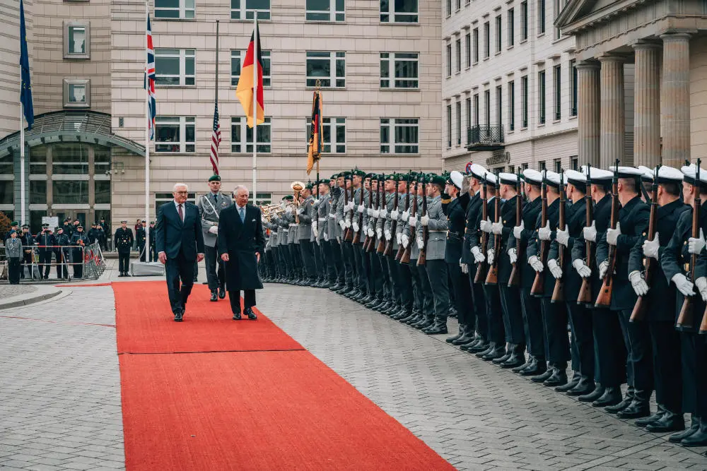 Bundespräsident Frank-Walter Steinmeier und Charles III., König des Vereinigten Königreichs, neben dem Wachbataillon