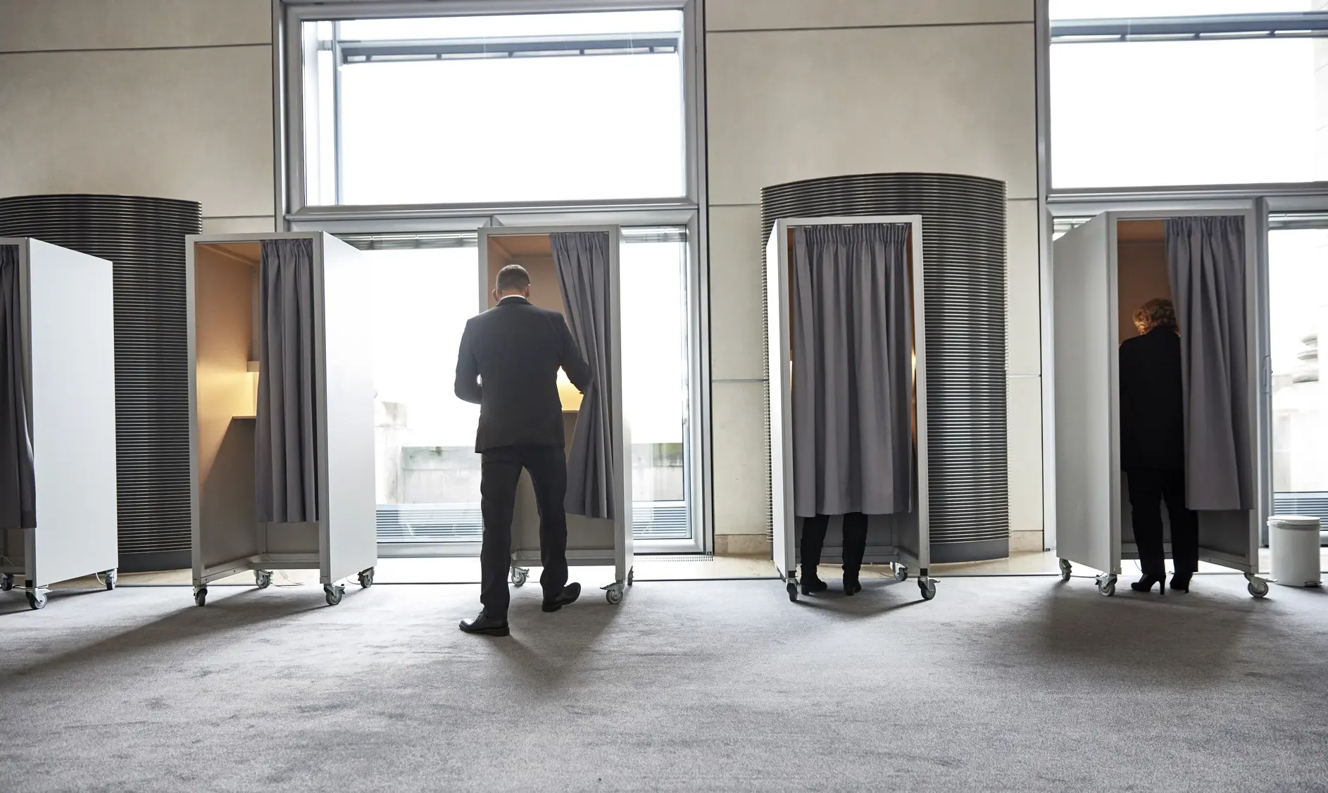 Geheime Wahl Abgeordnete bei der Stimmabgabe bei Konstituierenden Sitzung des 20. Bundestages