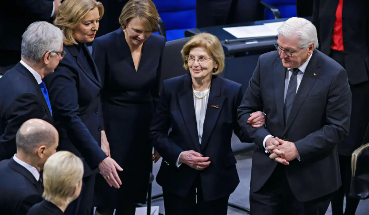 Eva Szepesi wird von Frank-Walter Steinmeier in den Plenarsaal geführt